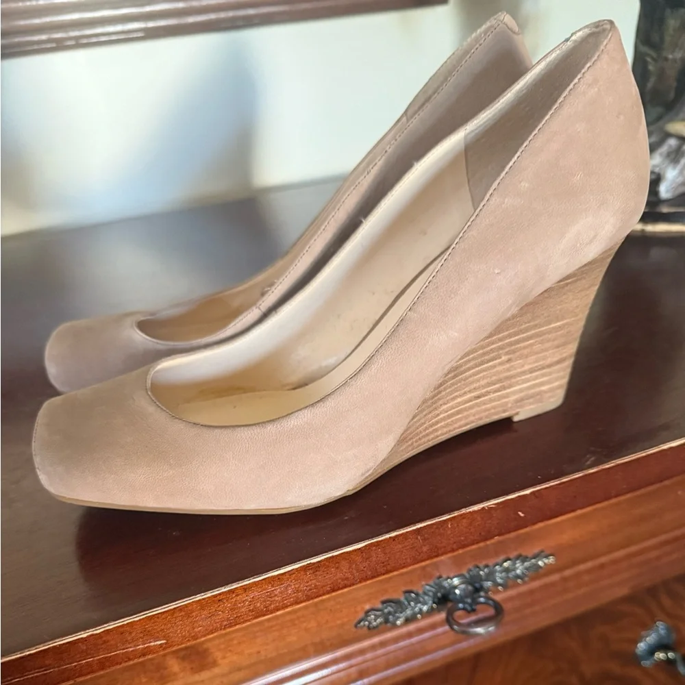 JESSICA SIMPSON ladies camel colored wedges 8 1/2 very good condition